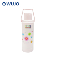 Wujo 2 litres Boucle d'eau plastique isolée sous vide à vide avec doublure de verre